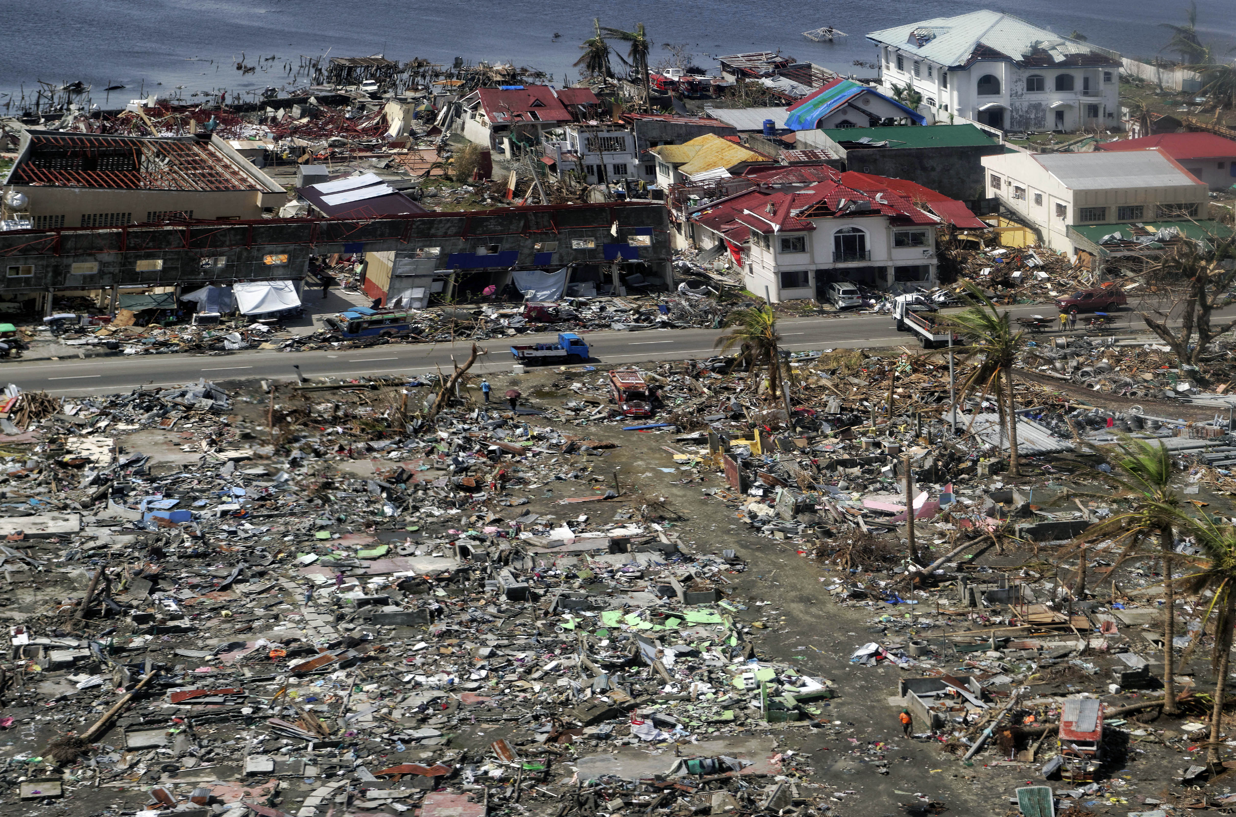 Debris lines the streets of Tacloban, Leyte island, following Typhoon Haiyan, November 14, 2013. Photo: Trocaire from Ireland. Licensed under CC Attribution 2.0 Generic license, via Wikimedia Commons.